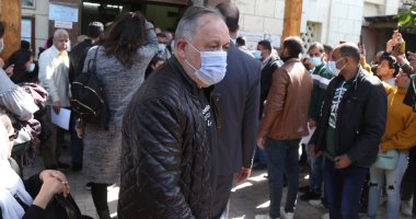 وصول نقيب الممثلين أشرف زكى لصلاة الجنازة على جالا فهمى بمسجد مصطفى محمود 