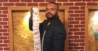 ألعاب وخدع وتنويم مغناطيسي.. "زياد طارق" لاعب خدع بصرية يبهر أهالى المنصورة.. فيديو