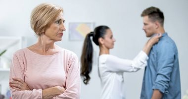 5 أسرار يجب أن تخفيها عن حماتك.. "رأيك فى طبخها ونصائحها الأبرز"