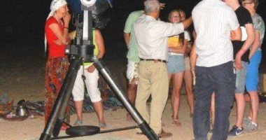 من صحراء مرسى علم.. شاهد قبر "يوجين شوميكر" بالفضاء 