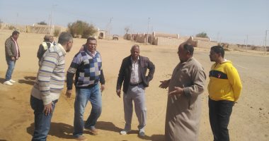 وحدة حياة كريمة تتفقد أعمال الصرف الصحى والكهرباء بقرى بحيرة ناصر فى أسوان