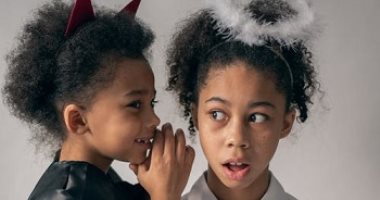 3 حيل لتعليم طفلك أهمية حفظ الأسرار حسب سنه.. "ابدئى بنفسك"