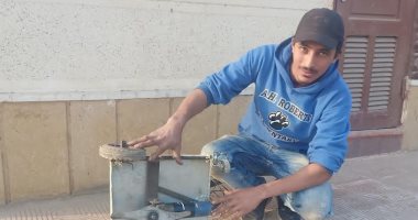 السمكرى العبقرى.. عمل ماكينة قص نجيلة بـ600 جنيه والمستورد بـ5 آلاف.. محمد شاب أُمى يعمل سمكرى سيارات.. يؤكد: عندى شغف بتطوير الأشياء.. وأتمنى أن أجد من يساعدنى وتقدم مصر لا يتم إلا بأفكار شبابها الطموح.. فيديو