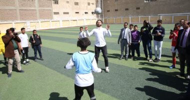 حسام غالى يستعرض مهاراته بالكرة.. وشباب قنا: وحشتنا أيامك يا كابيتانو.. صور