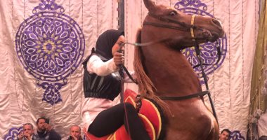 أجرأ فتاة تروض الخيول.. هنا أشرف تواجه الحصان بالفرح الشعبى.. لايف وصور