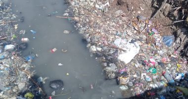 أهالى عزبة الربعماية بالبحيرة يطالبون بتطهير الترعة من القمامة.. والمحافظة تستجيب