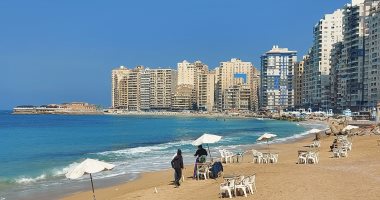 دقوا الشماسى.. شواطئ الإسكندرية تستعد لاستقبال ضيوفها بعد تحسن حالة الطقس.. المحافظ يشدد على إزالة كافة المنشآت والوحدات الخشبية المتهالكة من جميع الشواطئ.. وتوجيه بتنفيذ الوحدات الشاطئية الجديدة.. فيديو وصور