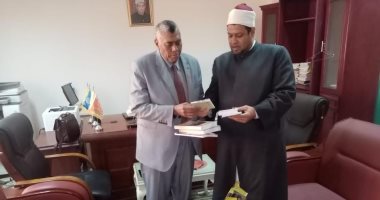 أوقاف أسوان تهدى مطبوعات وزير الأوقاف لكلية دار العلوم جامعة أسوان