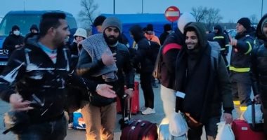 مصرى أصلى.. "جرجس" صعيدى فى رومانيا يتطوع لتوصيل المصريين بأوكرانيا مجانًا