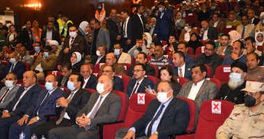 محافظ قنا يشهد حفل تكريم أوائل الطلاب.. صور