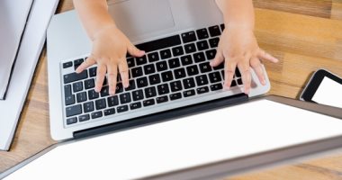 أجهزة إليكترونية لا يفضل شراؤها للأطفال بمختلف أعمارهم.. أبرزها المحمول