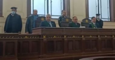 صور وفيديو ترصد فرحة عائلة فتاة المول لحظة النطق بحكم إحالة المتهمين للمفتى