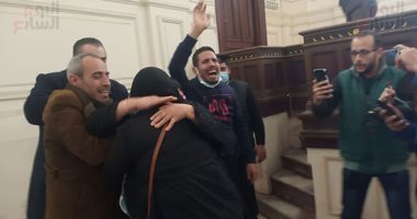 أسرة فتاة المول تستقبل قرار إحالة أوراق المتهمين بقتلها للمفتى بالسجود والزغاريد.. والدة المجنى عليها: ربنا رجعلك حقك يانجلاء والنهاردة فرحك يا بنتى.. شقيقة والدة القتيلة: صديقة عمرها خانت العيش والملح.. فيديو