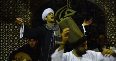 أحفاد العمالقة يتبارون فى حب رسول الله وآل بيته بمولد صاحبة الفرح المشيرة "السيدة زينب".. جلسة مدح تجمع التونى الصغير وناصر حفيد الشيخ التمادى.. وحلقات الذكر تستقطب الشباب والشيوخ والأناشيد تغذى أرواحهم
