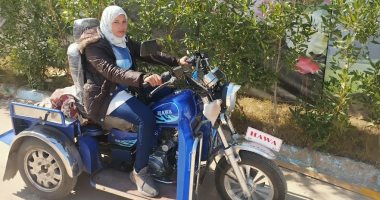 إرادة وتحدى.. شيماء فتحى أول "دليفرى" من ذوى الهمم فى المنوفية.. سقطت من أعلى سطح المنزل فأصيبت بعجز فى قدميها.. تعمل على دراجة نارية لتوصيل الطلبات للمنازل.. وأمنيتها الحصول على شقة وكشك.. فيديو وصور