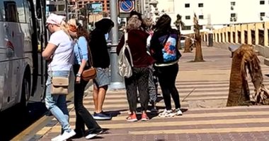 شاهد الإقبال الكبير من السياح الروس على شواطئ وشوارع الغردقة