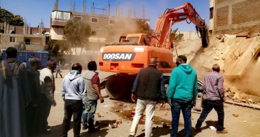 صور.. إزالة 9 حالات تعد بالبناء بدون ترخيص فى مدينة الأقصر