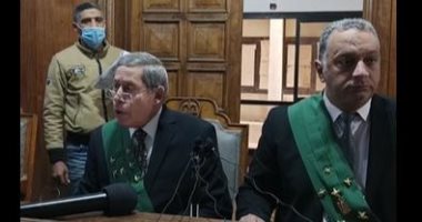 جنايات المنصورة تحيل أوراق المتهم بقتل زوج شقيقته حرقا للمفتى.. القاضى للمتهم: قتلت نفسا بالتحريق بغير حق فلا يعذب بالنار إلا رب النار.. وادعيت الذود عن الدين فأتيت ما نهى.. والزوجة تسجد شكراً بعد القرار..فيديو