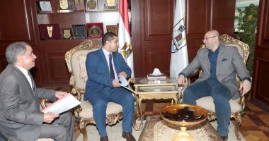 محافظ بنى سويف يستقبل هيئة تعليم الكبار لتنفيذ رؤية مصر 2030.. صور