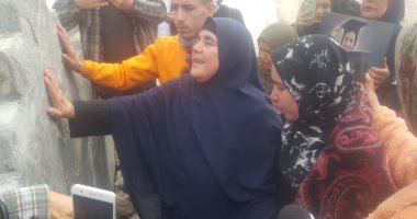 أسرة فتاة المول يحتفلون أمام قبرها بعد إحالة المتهمين بقتلها للمفتى.. فيديو