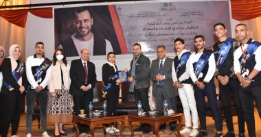 مصطفى حسنى لطلاب "عين شمس": السوشيال ميديا أثرت على عادات المشاهدة والتعلم