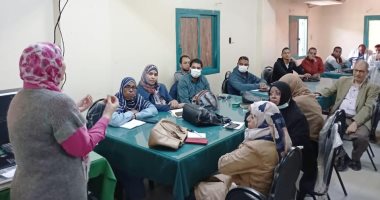 وكيل "صحة أسوان" يتابع الاستعدادات لانطلاق حملة طرق الأبواب للتطعيم ضد كورونا