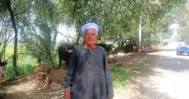 "عم رمضان" حكاية فى الأمثال.. يحفظ أغانى أم كلثوم وخبير فى تطهير الأرض المالحة.. ويقول "أمشير خلى الصغير يحصل الكبير".. وأشهر أكلاته البغلية المصنوعة من القمح.. فيديو وصور
