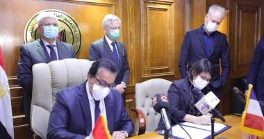 وزير التعليم العالى يوقع عقد الرسومات الهندسية لحرم الجامعة الفرنسية بالشروق