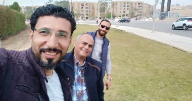 المدير الحنين رزق.. قارئ يشارك صوره مع زملاء العمل.. ويؤكد: أجدع صحبة