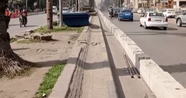 تمهيدا لغلق شارع الهرم.. تركيب حواجز حديدية لإنشاء محطة مترو.. بث مباشر