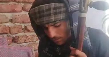 "تقولشى مايسترو".. "محمد" ماشى فى حب الله على أنغام الربابة.. تعلمها بالممارسة ويعزف متجولا بشوارع قنا.. يعمل بها منذ 15 عامًا فى الأفراح.. ويؤكد: الصعيد يحافظ على التراث والـ"دى جى" لم يلغ الربابة.. فيديو وصور