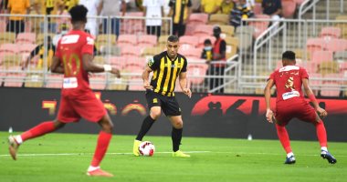 الاتحاد يتخطى ضمك بثنائية ويعزز صدارة الدوري السعودى.. فيديو