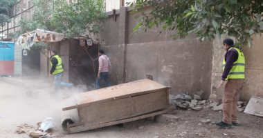 حى الدقى يشن حملة لتنفيذ قرارات إزالة للأكشاك والفتارين المخالفة