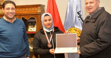 محافظ أسيوط يكرم البطلة "هبة جابر" لحصولها على المركز الثالث فى الملاكمة