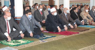 وزير الأوقاف ومحافظ بنى سويف يؤديان صلاة الجمعة بمسجد عمر بن عبدالعزيز.. صور
