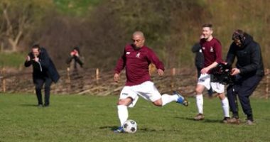 روبرتو كارلوس يعود من الاعتزال ويسجل لأول مرة على الملاعب الإنجليزية.. فيديو
