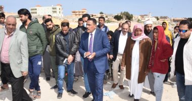 محافظ مطروح يتفقد الخدمات ويستمع لمطالب أهالى منطقة الشيخ عطيوة
