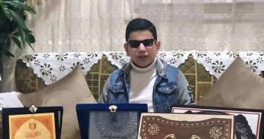 "عمرو" طفل تحدى فقدان بصره وحفظ القرآن وبرع فى الخطابة والإنشاد.. فيديو وصور