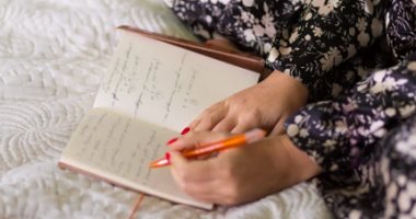 تخلصك من الأرق وتخليك مبدع.. فوائد لا تعرفها لكتابة اليوميات قبل النوم