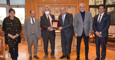 رئيس جامعة حلوان يبحث سبل التعاون مع نقابة الأطباء