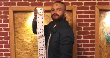 "كوبرفيلد الغلابة".. زياد طارق يبهر الجميع بألعاب قراءة الأفكار والخداع البصرى.. ابن المنصورة يحترف الألعاب السحرية فى السادسة من عمره.. ويطوف الشوارع يبهر المارة بخدع "الكوتشينة".. ويؤكد: فن ومهارة وعلم