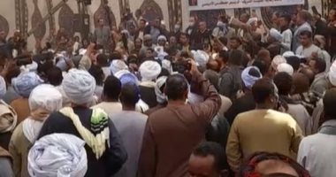 الكفن ينهى سلسال الدم بين عائلتى مدنى وعثمان بأسوان بعد خصومة 17 سنة.. فيديو
