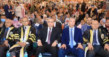 محافظ سوهاج يشهد حفل تخريج الدفعة 26 طب بشرى.. صور