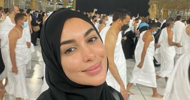 ياسمين صبري تؤدى مناسك العمرة قبل تحضيرات أولى بطولاتها السينمائية "شغل عصابات"
