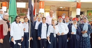 لوحة شرف لمعلم الإسماعيلية.. ممر شرفي وبكاء في وداع مدير مدرسة السلام (صور)