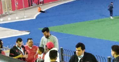 جماهير الأهلي تلتقط صورا تذكارية مع "أمح" قبل مباراة المريخ السوداني