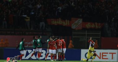 الأهلي يتقدم على المريخ بالهدف الثالث بنيران صديقة.. فيديو وصور