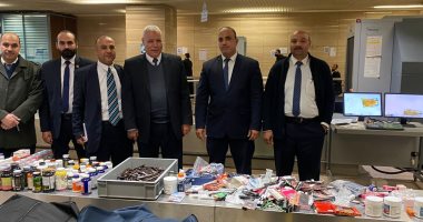 ضبط محاولة تهريب كمية من الأدوية ومستحضرات التجميل بمطار القاهرة.. صور  