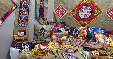 "الهاند ميد" تجارة رائجة فى سيناء.. 35 صانعا وصانعة يبهرون الجمهور.. أحجار كريمة مطرزة ومستحضرات تجميل وهدايا من الورق المعتق وجذوع الأشجار.. وعروض لاستقبال رمضان بلوحات الخيامية والفانوس بالخرز.. صور