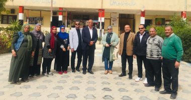 لوحة شرف لمدير مدرسة بالإسماعيلية.. ممر شرفى وتكريمًا لمسيرة المعلم.. لايف وصور